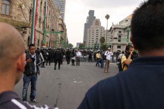 14:40 pm - Desde Garibaldi hasta Bellas Artes a la altura del Eje Central se instalo un fuerte dispositivo policial, cercando el libre transito del contingente.