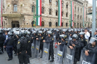 14:34 pm - Gran despliegue policiaco del Gobierno del Distrito Federal a la altura de Bellas Artes momentos tensos.