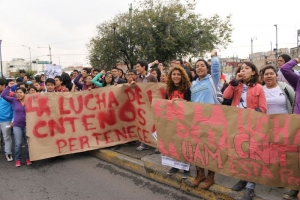11:40 am - En la ruta de movilización hemos podido observar  diversas muestras de solidaridad, así como contingentes esperando unirse a la marcha.
