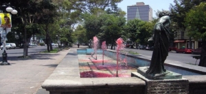 Las fuentes de la Ciudad de México se tiñierón de rojo