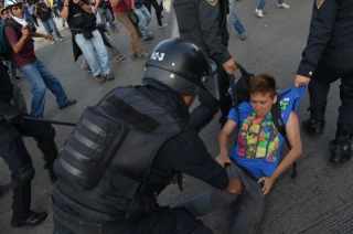 17:30 Detenciones arbitrarias a la altura del caballito. Las agresiones, que producen los enfrentamientos, comienzan por parte de las fuerzas policiacas.