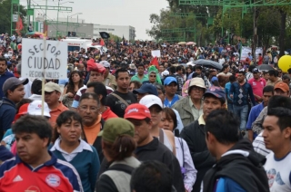 13:00 pm – Siguen los contingentes a la altura de la Plaza de las Tres Culturas, en estos momentos los diferentes sectores de la CNTE discuten si se movilizan al Zócalo o regresan al Monumento a la Revolución.
