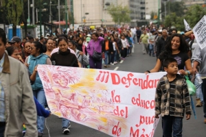 11:00 am - La marcha ha dado inicio del Monumento a la Revolución, y ha cambiado su ruta con dirección a la Plaza de la Tres Culturas en Tlatelolco. Encabeza CNTE y le sigue Instituto Politécnico, UNAM, UAM, Normalistas y organizaciones sociales.