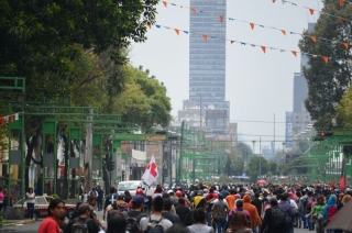 14:00 pm - Se divide el contingente, una parte marcha hacia el Monumento a la Revolución y otros se movilizan hacia el Zócalo.