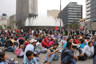 14:56 pm - El contingente realiza una sentada pacifica sobre reforma a la altura de la torre de caballito el aparato policial sigue presente.