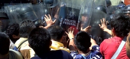Represión en el zócalo (DF) contra indígenas