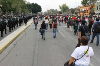 14:45 pm - El contingente se dirige hacia el Monumento a la Revolución, a un constado va acompañado del cuerpo de granaderos del Gobierno del Distrito Federal.